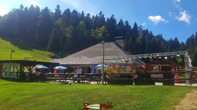 Le restaurant et la terrasse de l'espace loisirs Basseruche