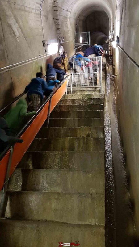 Escaliers en béton avec des marches hautes lors de la visite du barrage de la grande dixence