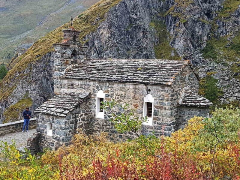 La chapelle Saint-Jean aux couleurs automnales. Barrage de la Grande Dixence, Hérémence, canton du Valais. La chapelle Saint-Jean aux couleurs automnales. Barrage de la Grande Dixence, Hérémence, canton du Valais.