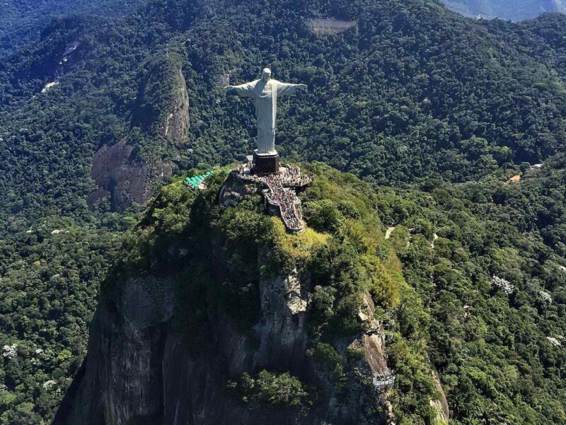 Le Christ Rédempteur au sommet de la colline Corcovado. Le Christ Rédempteur au sommet de la colline Corcovado.