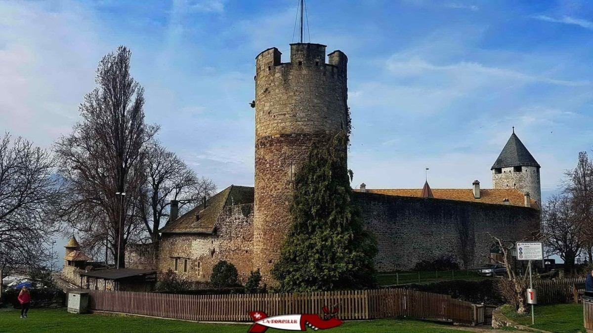 Le château de la Tour-de-Peilz qui abrite dans son corps de logis le musée Suisse du jeu.