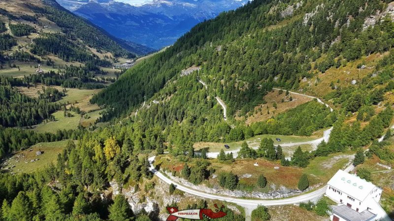 Côté aval du barrage de Cleuson (bas). Vue du val de Nendaz avec la station de ski de Super-Nendaz jusqu'aux alpes bernoises.