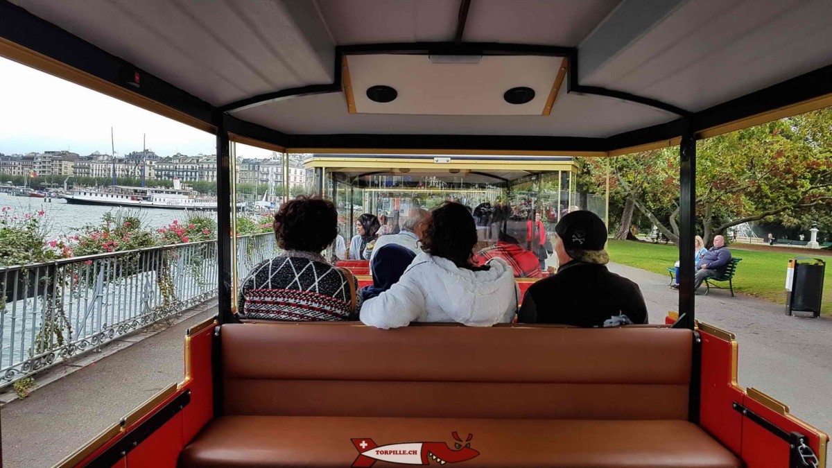 Le petit train à son point de départ dans le Jardin Anglais avec le Jet d'eau de Genève.