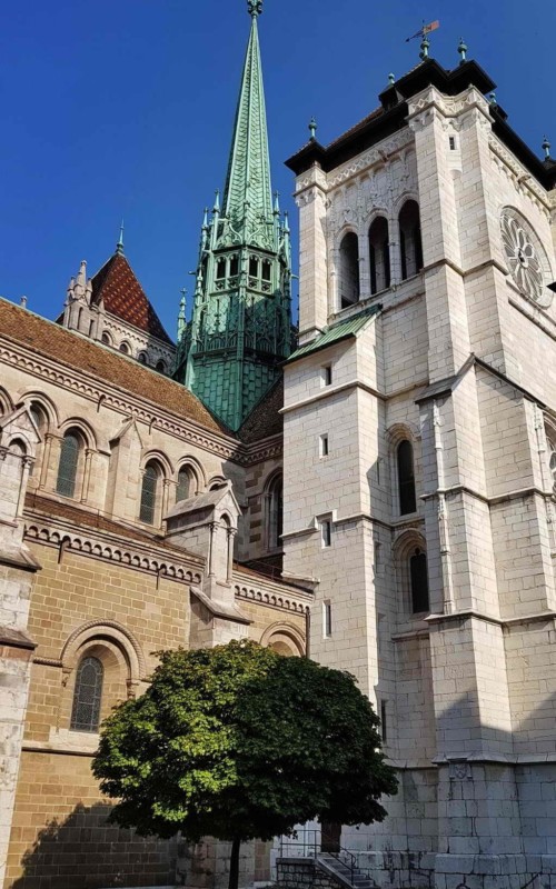 La cathédrale Saint-Pierre de Genève, une figure emblématique de Genève au Moyen-âge et encore aujourd'hui.