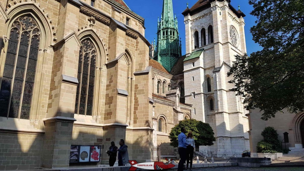 La cathédrale avec une des ses deux tours et sa flèche en cuivre vert.