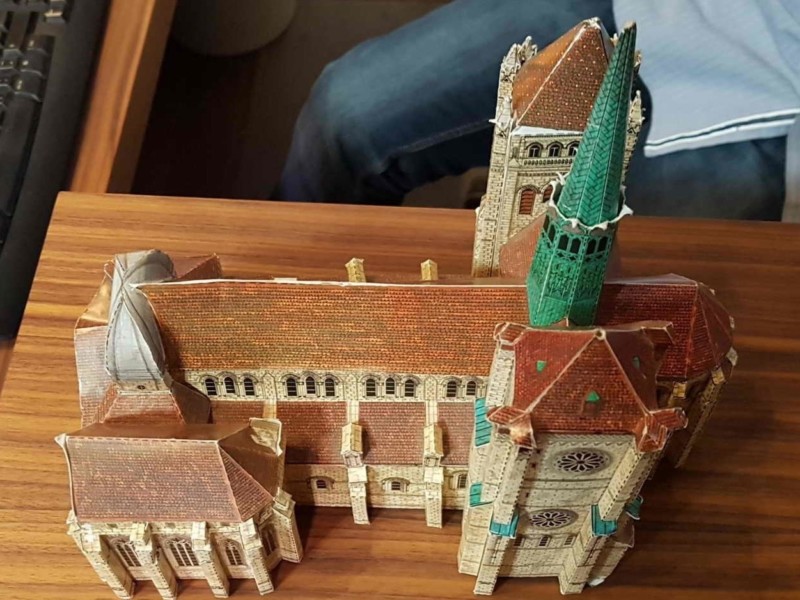 Une maquette de la cathédrale Saint-Pierre de Genève que l'on peut acheter à la caisse pour l'accès aux tours