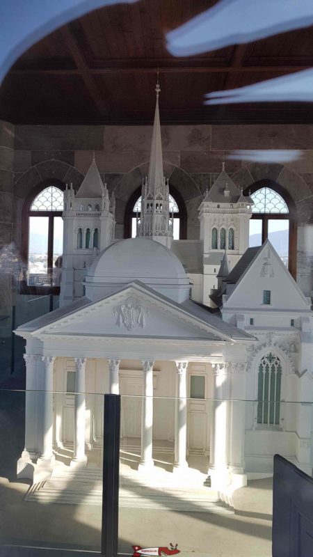 La maquette de la catédrale Saint-Pierre de Genève à l'intérieur du sommet de la tour Nord.