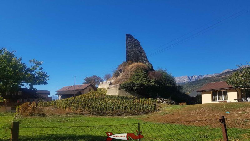 La tour en ruine dans la localité de Chalais.