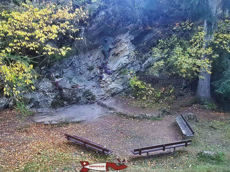 un oratoire en plein air dédié à Notre Dame de Lourdes sur le chemin de la statue du Christ-Roi
