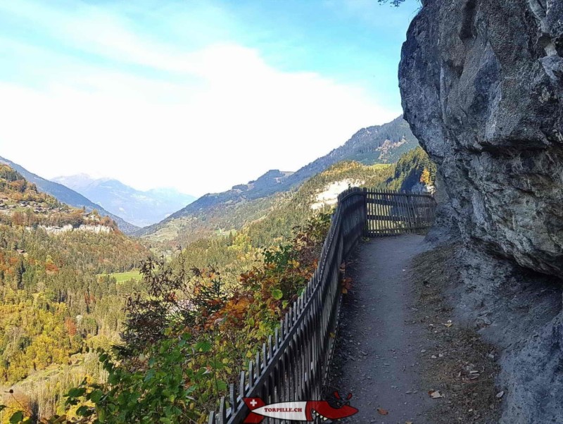 Vue sur le val d'Illiez avec les Alpes vaudoises en arrière-plan depuis la galerie Défago