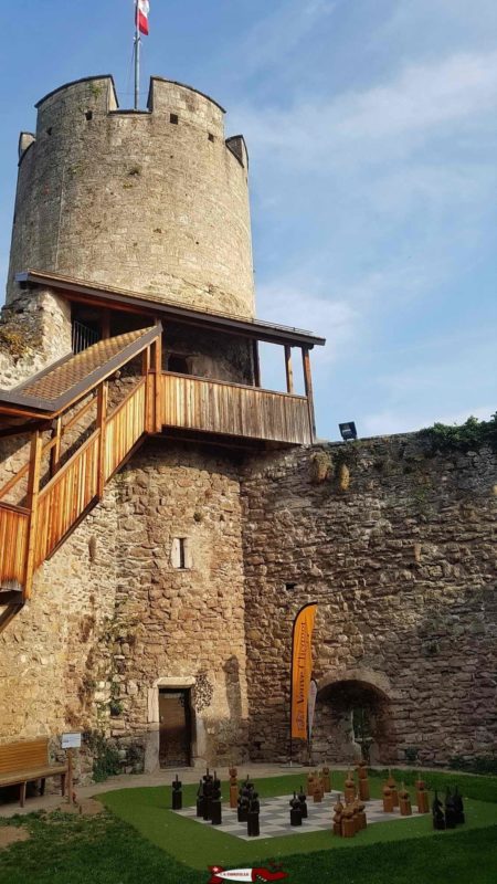 La tour du château de la tour-de-peilz dans laquelle on peut monter avec des escaliers métalliques. Un jeu d’échecs grandeur nature appartenant au musée du jeu au pied de la tour.