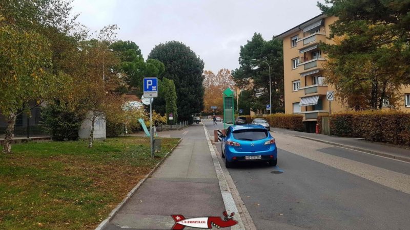 Les places de parking en zone bleue à côté du musée romain de Lausanne-Vidy