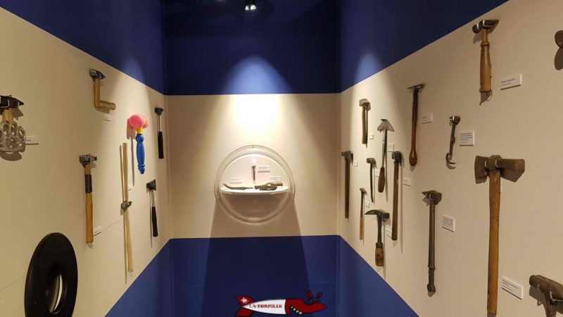 Une salle de l'exposition temporaire sur "le clou de l'exposition (et vice versa)" en 2018 au musée romain de Lausanne-Vidy. Des marteaux en relation avec le thème du clou.