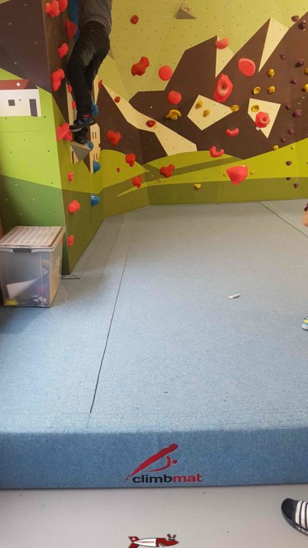 L'espace enfant avec un tapis épais à totem escalade 