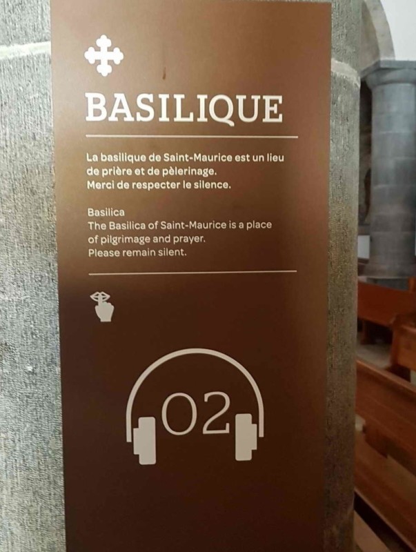 un poste numéroté permettant de recevoir des informations de l'audioguide à l'abbaye de saint-maurice