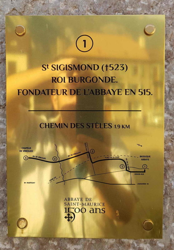Un plaque dans la ville de Saint-Maurice en souvenir de la fondation de l'abbaye en 515.