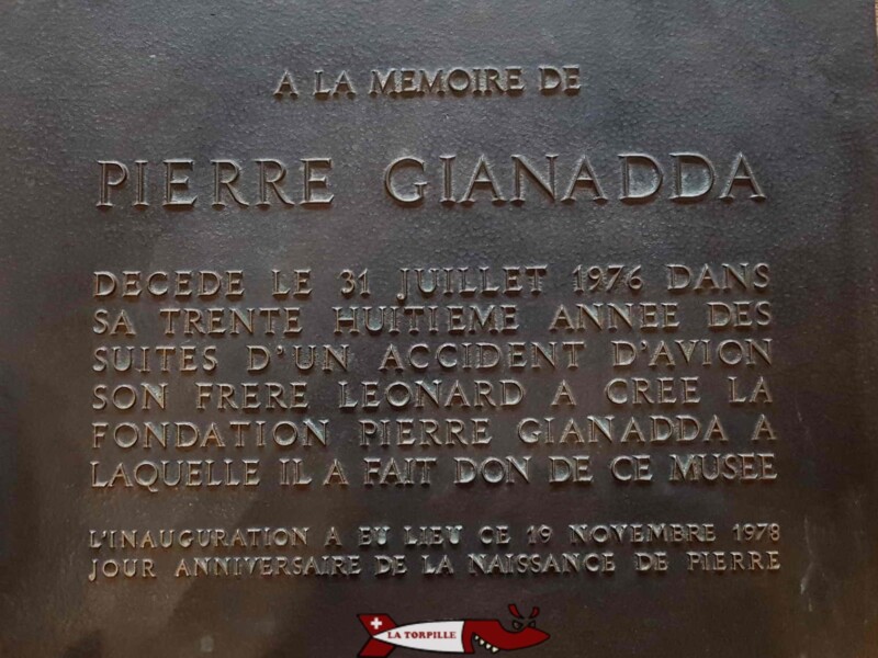 Une plaque en mémoire de Pierre Gianadda devant la fondation Gianadda à Martigny