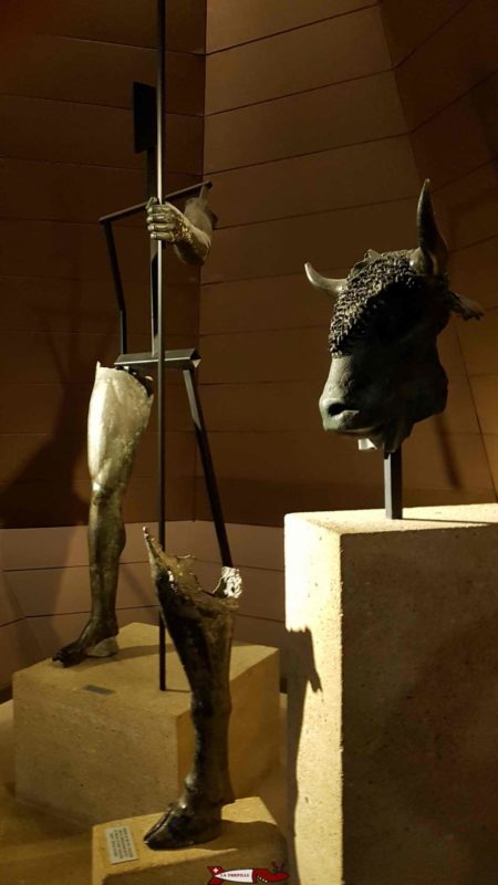 Les restes du taureau en bronze avec une patte et la tête au musée gallo-romain de la fondation Gianadda à Martigny.
