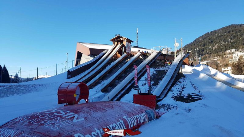 Au premier plan à de gauche à droite, le "Looping" et le "Big Air Bag". tobogganing park