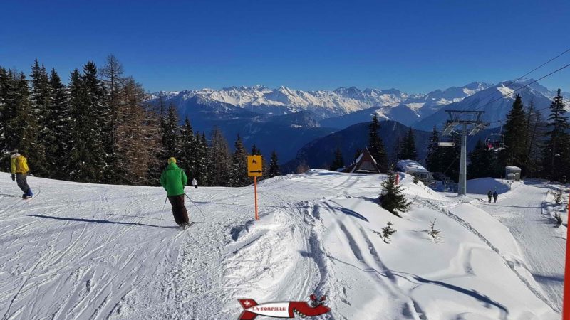 Un skieur sur le chemin partagé avec les lugeurs. La station de ski des Marécottes comprend 4 remontées pour 28 kilomètres de piste.