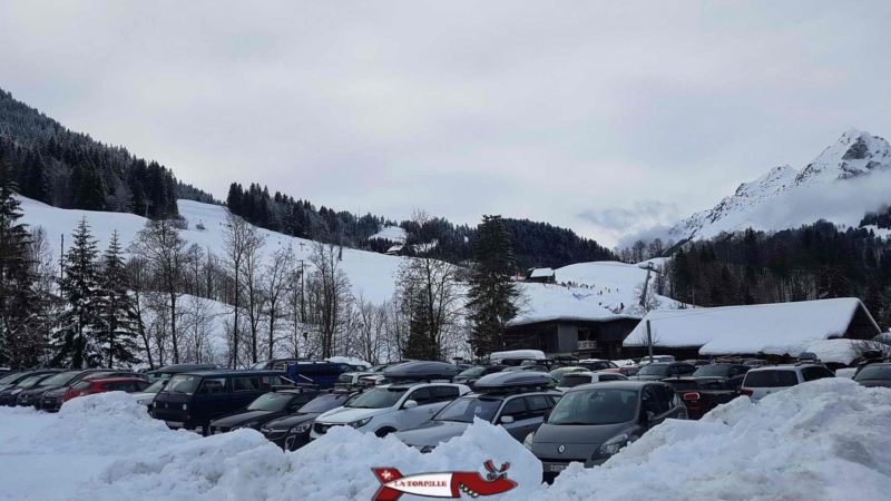 La grand parking gratuit pour accéder à la piste de luge d'hiver à Jaun