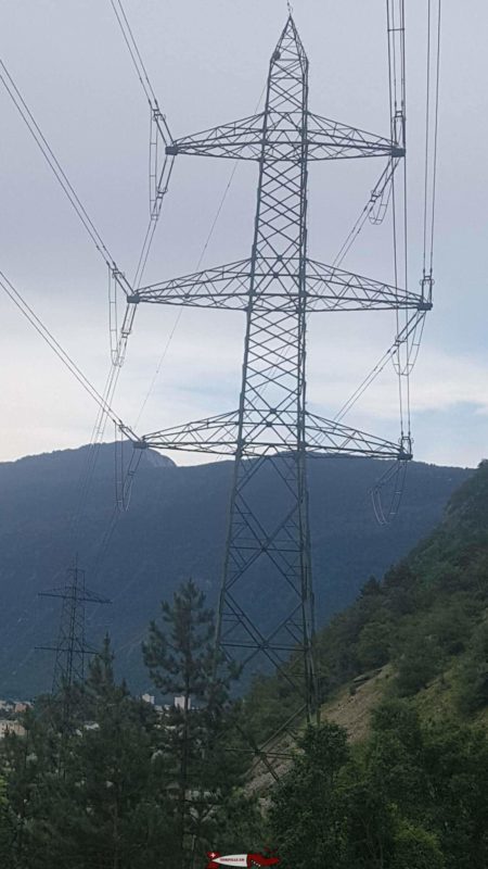Pylone électrique soutenant les lignes à très haute tension entre le poste électrique de la Bâtiaz et celui de Châtelard au niveau du village du Trétien dans le complexe hydroélectrique du barrage d'Emosson.