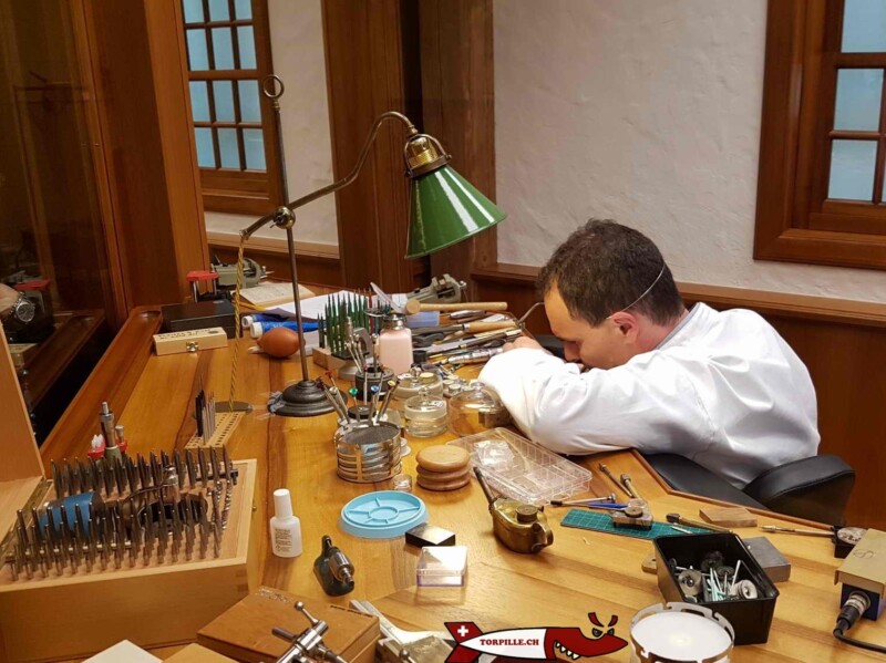 un horloger en plein travail au patek philippe museum