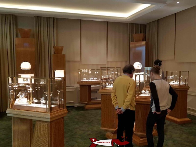 Des œuvres présentées de la collection Patek Philippe dans des vitrines.