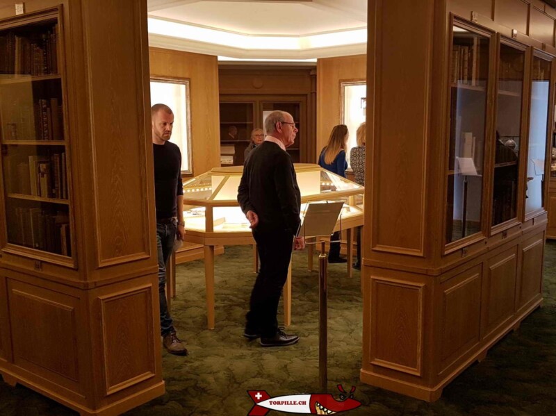 Les étagères de la bibliothèque au patek philippe museum
