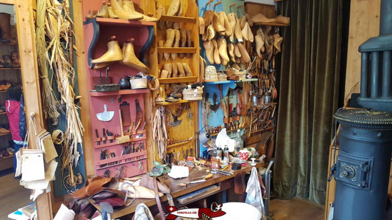 L'atelier avec les différents outils utilisés au cours des âges au musée de la chaussure