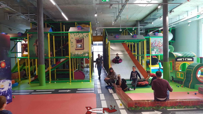 La grande structure d'agilité reliée entre elle par un tunnel à Kids Fun Park Etoy
