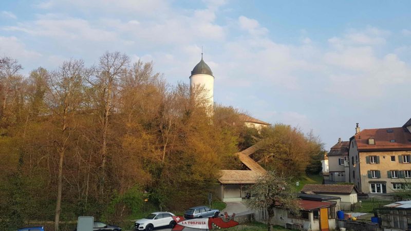 Le donjon du château d'aubonne du 17e siècle vu depuis le parking.