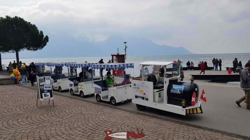 Le petit train à son point de départ à coté de la statue de Freddie Mercury.