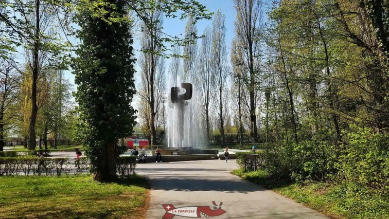 La fontaine de Cuivre à l'arrivée du petit train et datant de l'expo '64. petit train de vidy - lausanne expo 64
