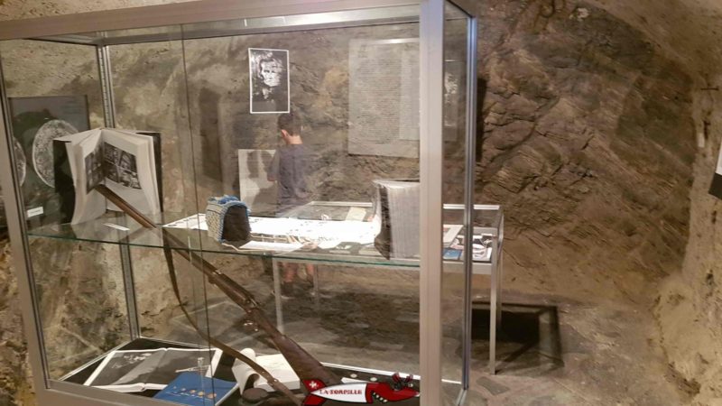 Les vitrines dans la cave présentant des objets relatifs à Farinet.