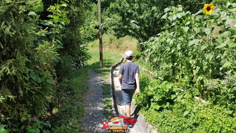 Le début du bisse canalisé dans des conduits en ciment sur la grande majorité du parcours