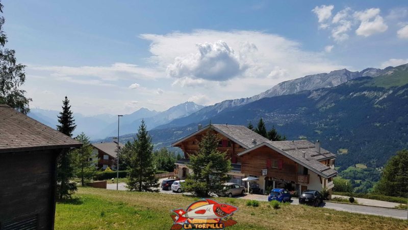 La vue depuis la table d'orientation à côté du parking. Vue Ouest.