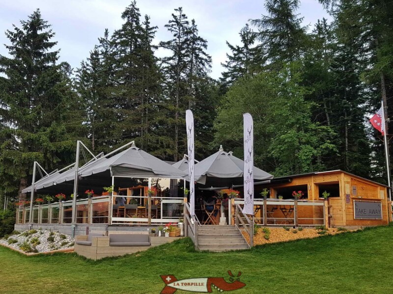 Le restaurant de la plage du lac Moubra. Le restaurant de la plage du lac Moubra.