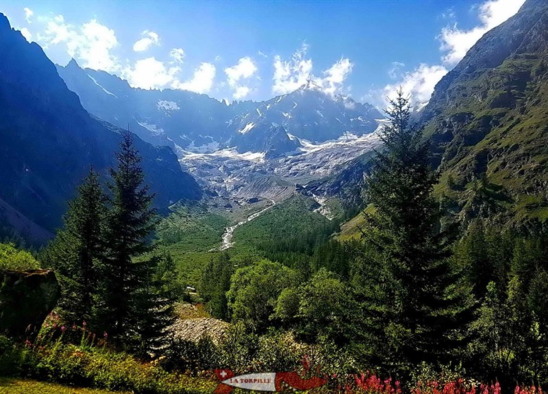 La superbe vue sur le glacier de l'A Neuve depuis la Fouly. La superbe vue sur le glacier de l'A Neuve depuis la Fouly.