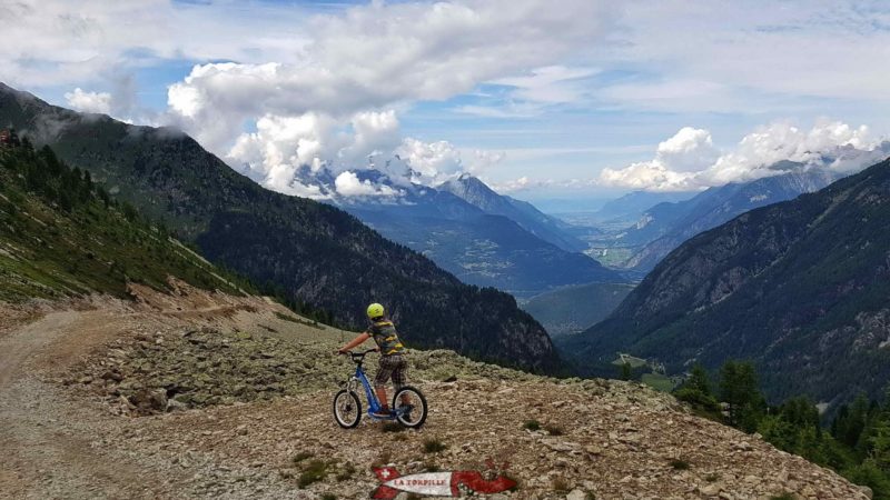 Le parcours qui suite une route d'alpage et la vue sur la vallée du Rhône et le lac Léman.