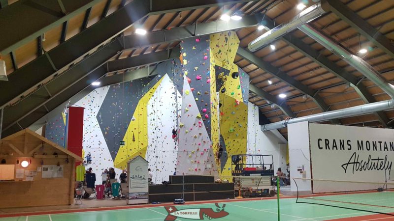 La salle de grimpe dans un bord de la halle de tennis.