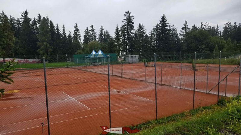 Des terrains de tennis sont également disponibles en extérieur.