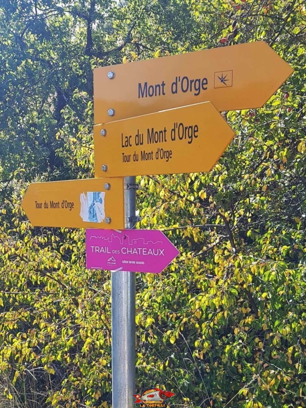 La panneau indicateur pour monter au château de Mont d'Orge.