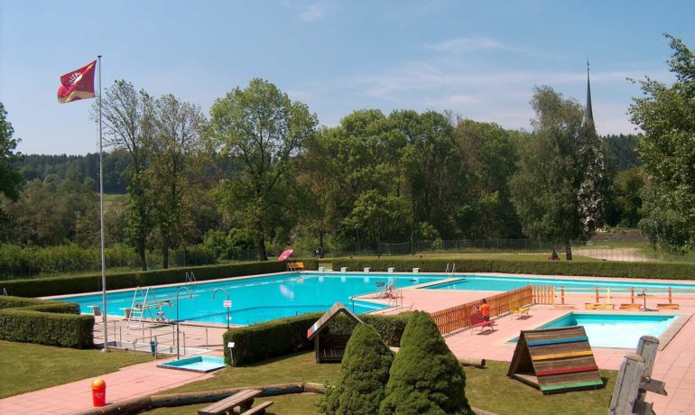 🏊 Piscine Extérieure de Broc