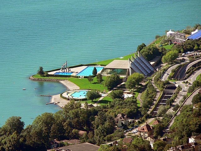 Une piscine extérieure est la piscine du Cro du Nid située à Neuchâtel au bord du lac.