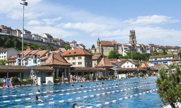 🏊 Piscine Extérieure de la Motta – Fribourg