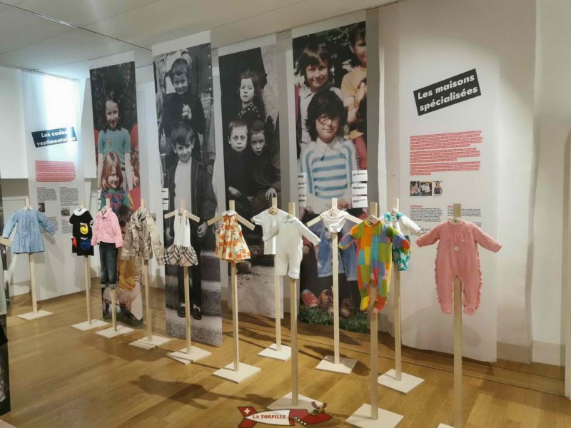 Une exposition présentant des vêtements.