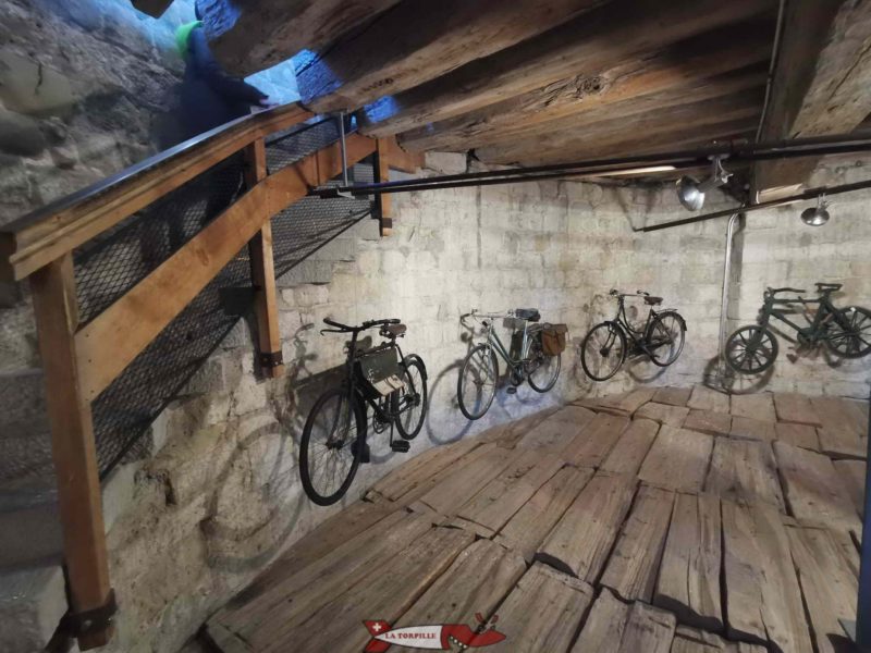 Le 2e étage visitable du donjon. Exposition de vieux vélos contre le mur.