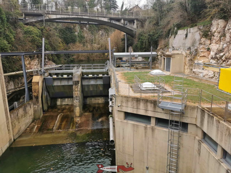 Le nouveau barrage avec l'usine hydroélectrique sur la gauche.