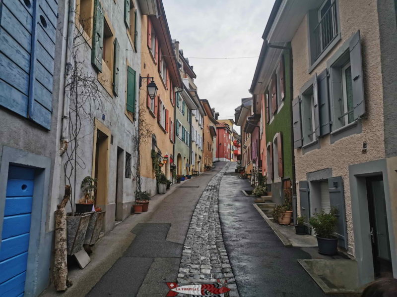 La jolie rue colorée menant au patrimoine au fil de l'eau.